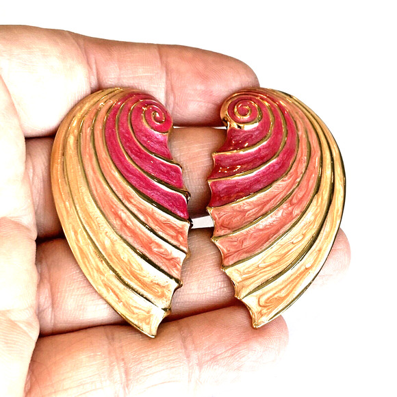 Vintage Clip On Earrings Statement Runway Goldtone & Pinks Enamel Seashell Wings - Picture 2 of 8